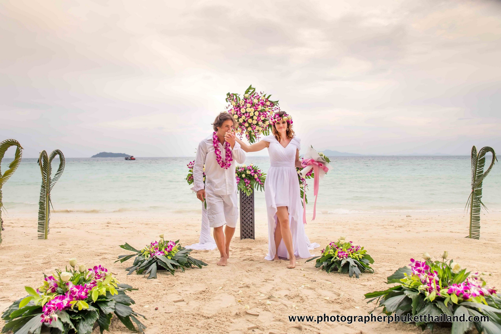 elopement wedding photoshoot at laem tong beach phi phi island krabi