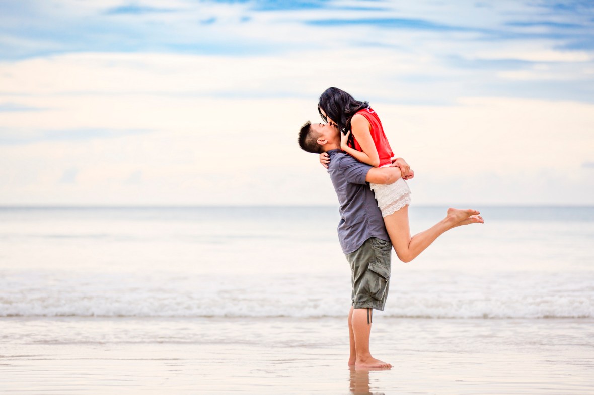 honeymoon couple photoshoot at kamala beach phuket