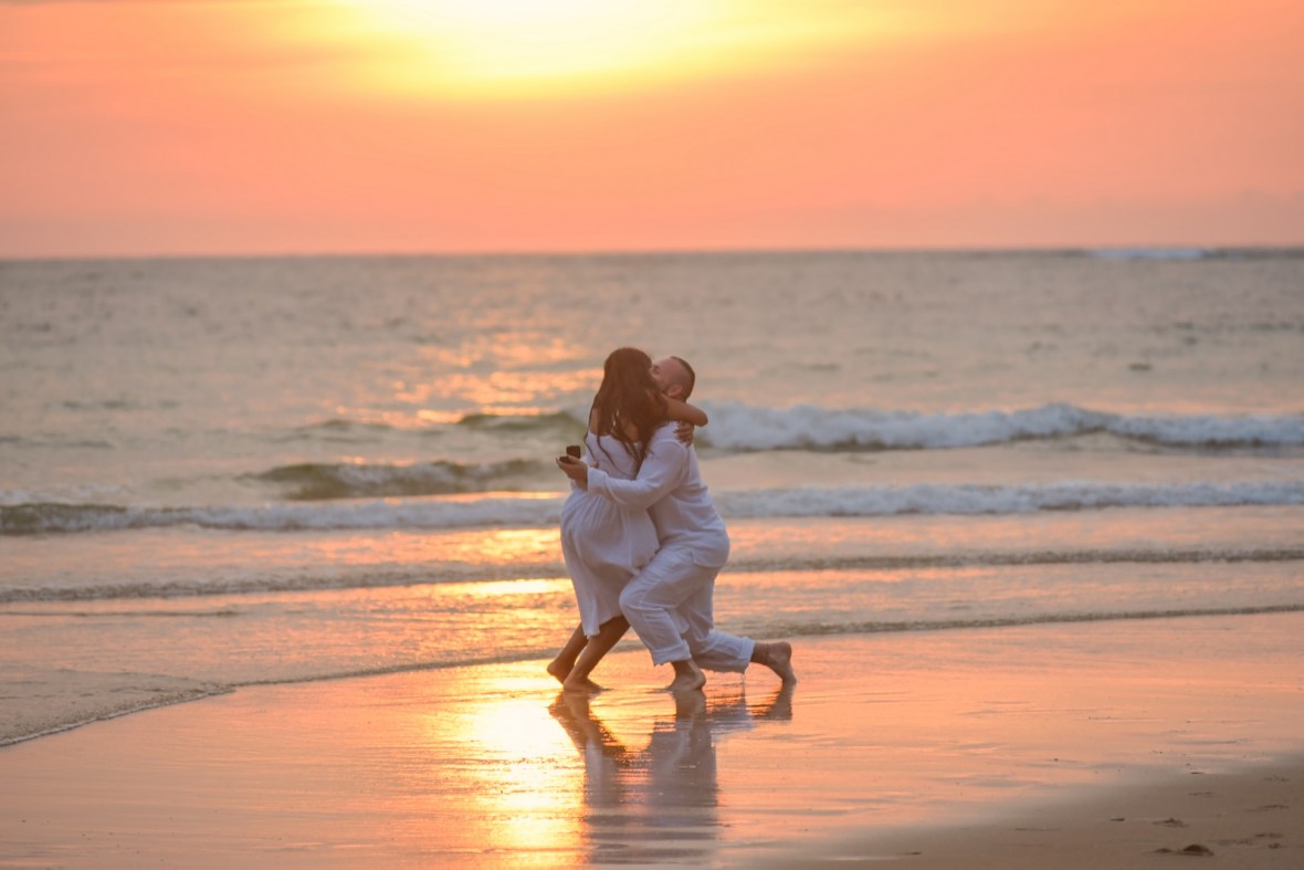 american couple -marriage-proposal-at-naiyang-beach phuket