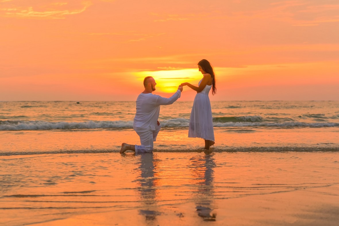 american couple -marriage-proposal-at-naiyang-beach phuket