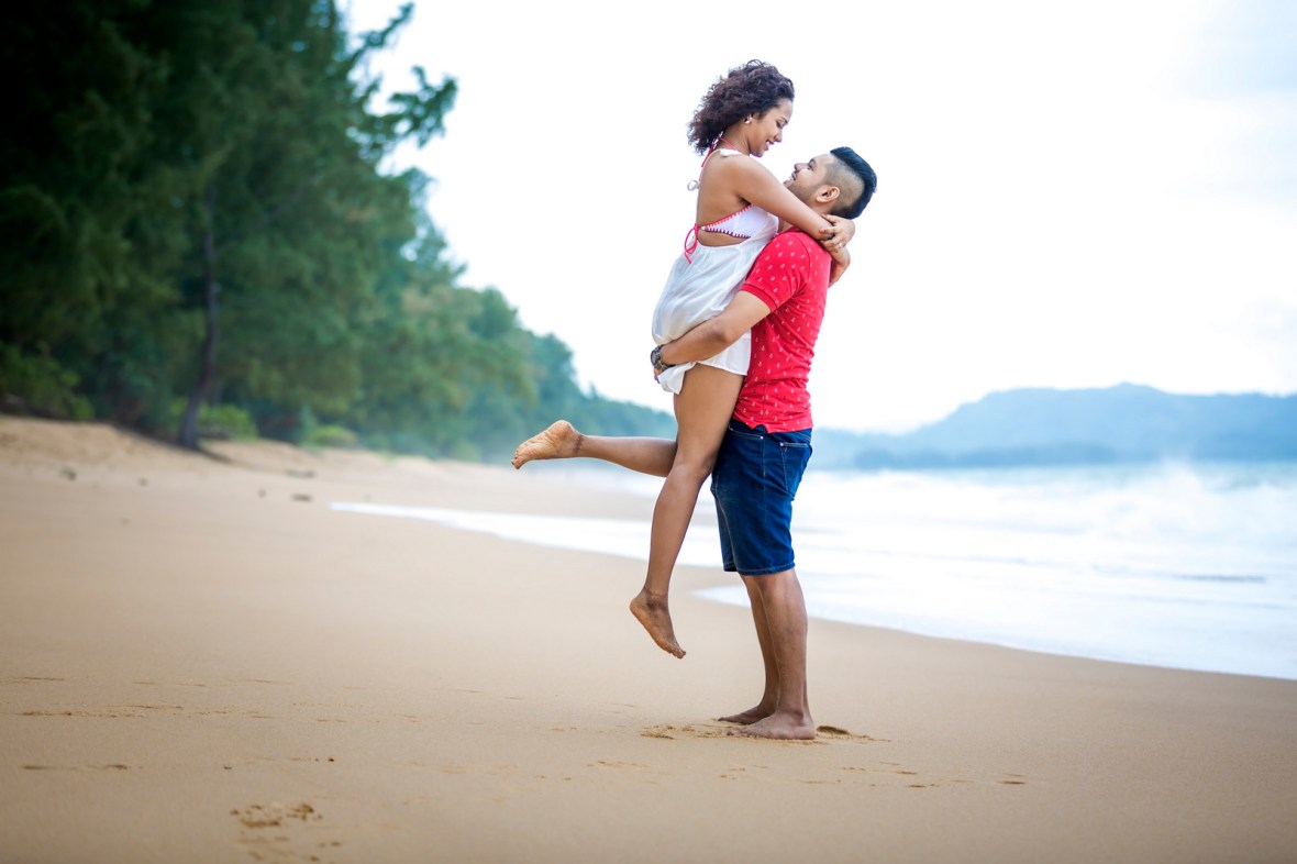 honeymoon coule photoshoot at mai khao beach phuket