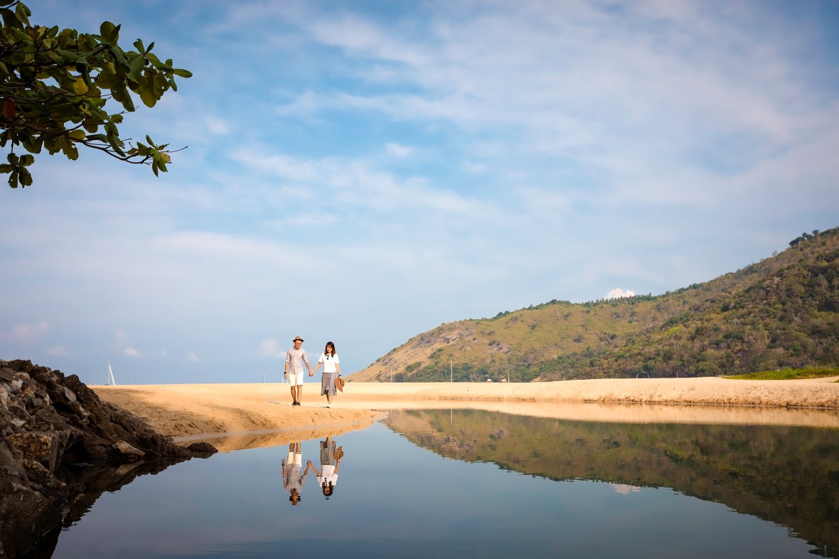 couple photoshoot at naiharn beach phuket