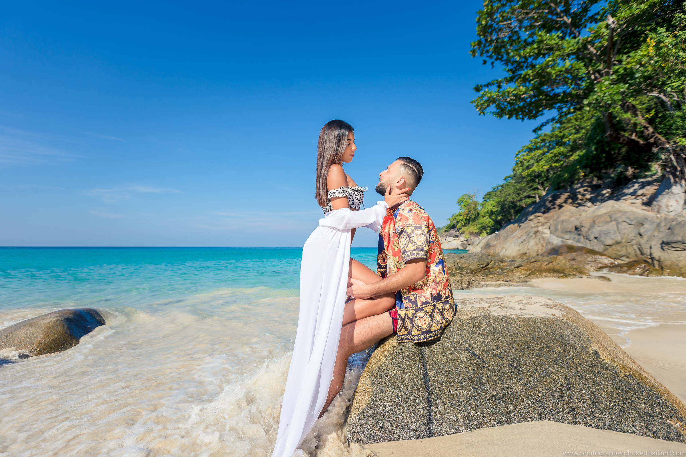 honeymoon couple photoshoot at freedom beach phuket