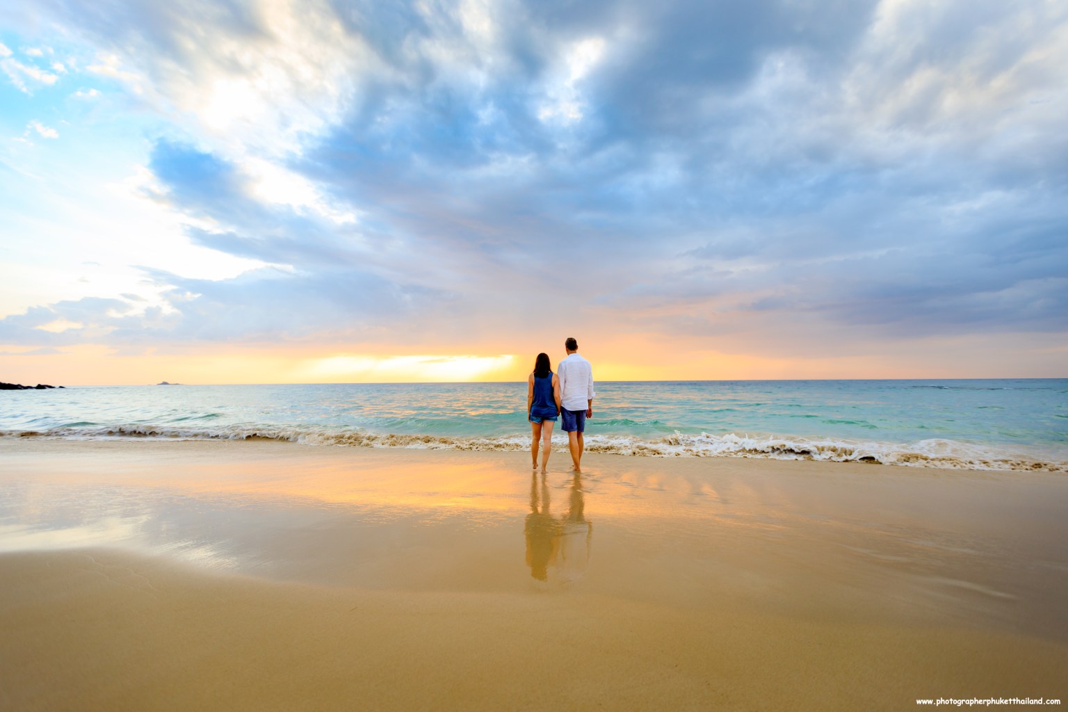 honeymoon couple photoshoot at naithon beach phuket