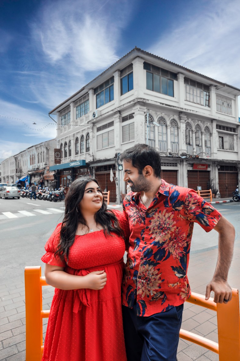 couple photoshoot at phuket old town