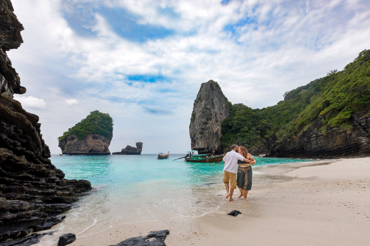 couple photography at nui bay phi phi island krabi