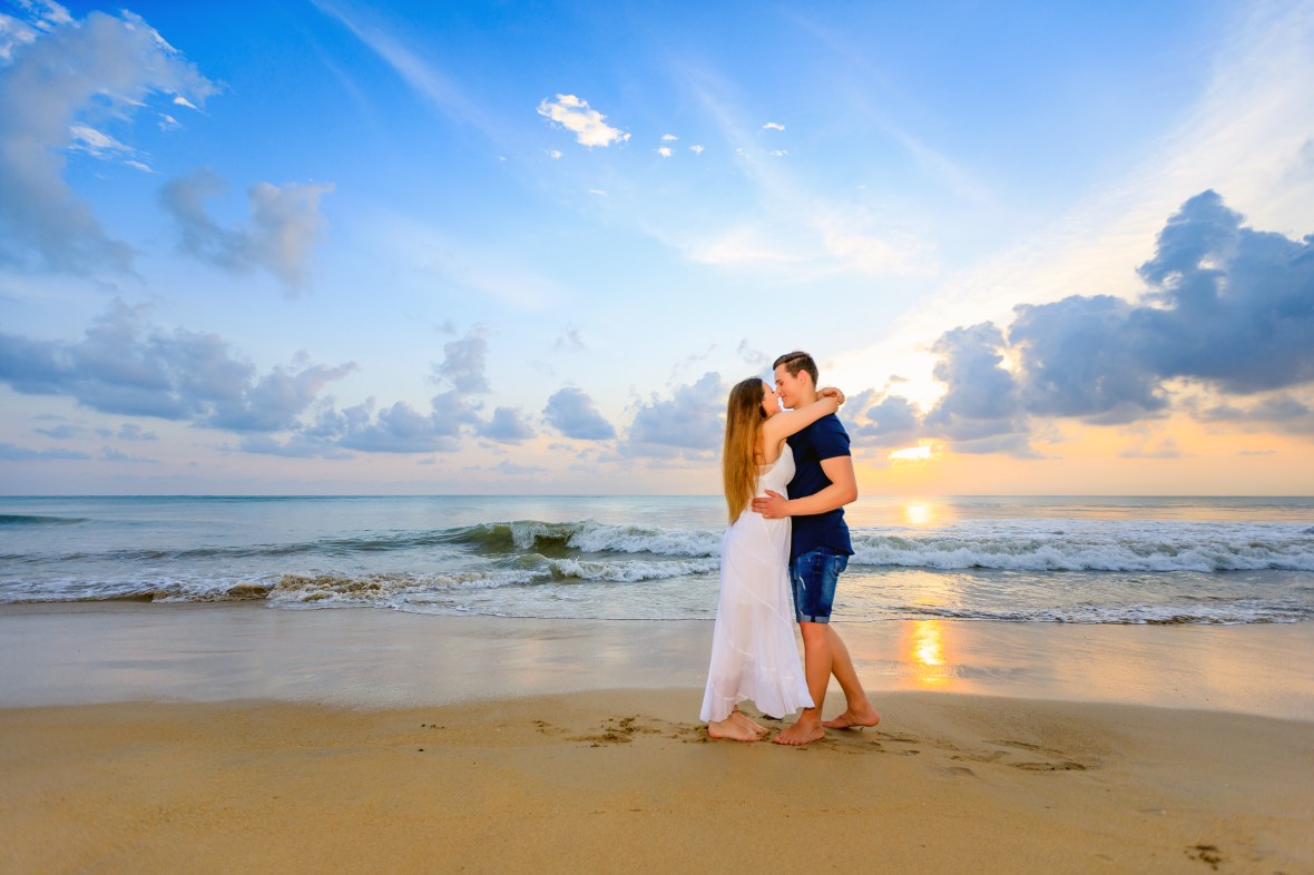 couple photography at khaolak beach phang nga