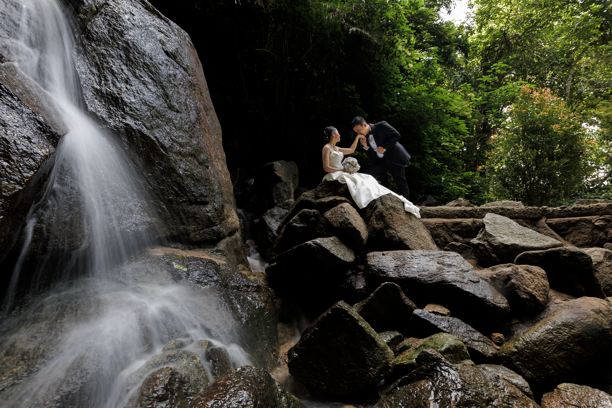 pre wedding photoshoot at kathu waterfall phuket