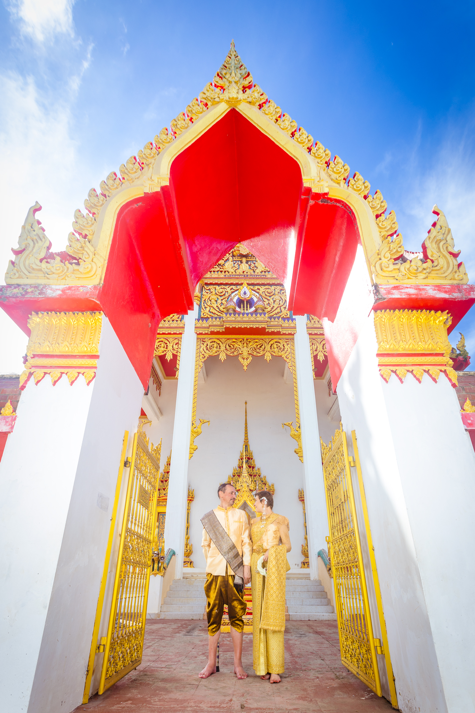 wedding photoshoot at wat chalong phuket
