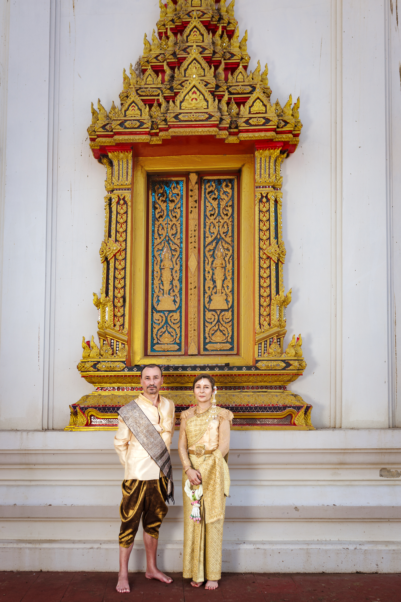 wedding photoshoot at wat chalong phuket