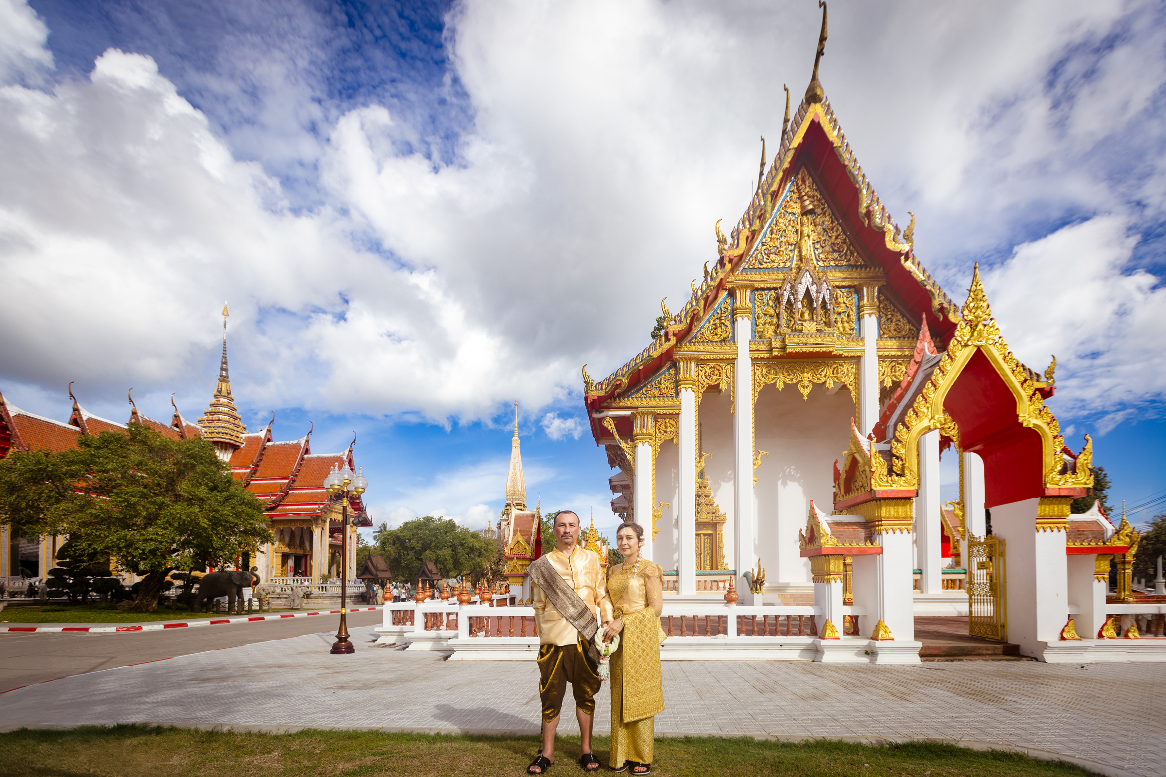 wedding photoshoot at wat chalong phuket