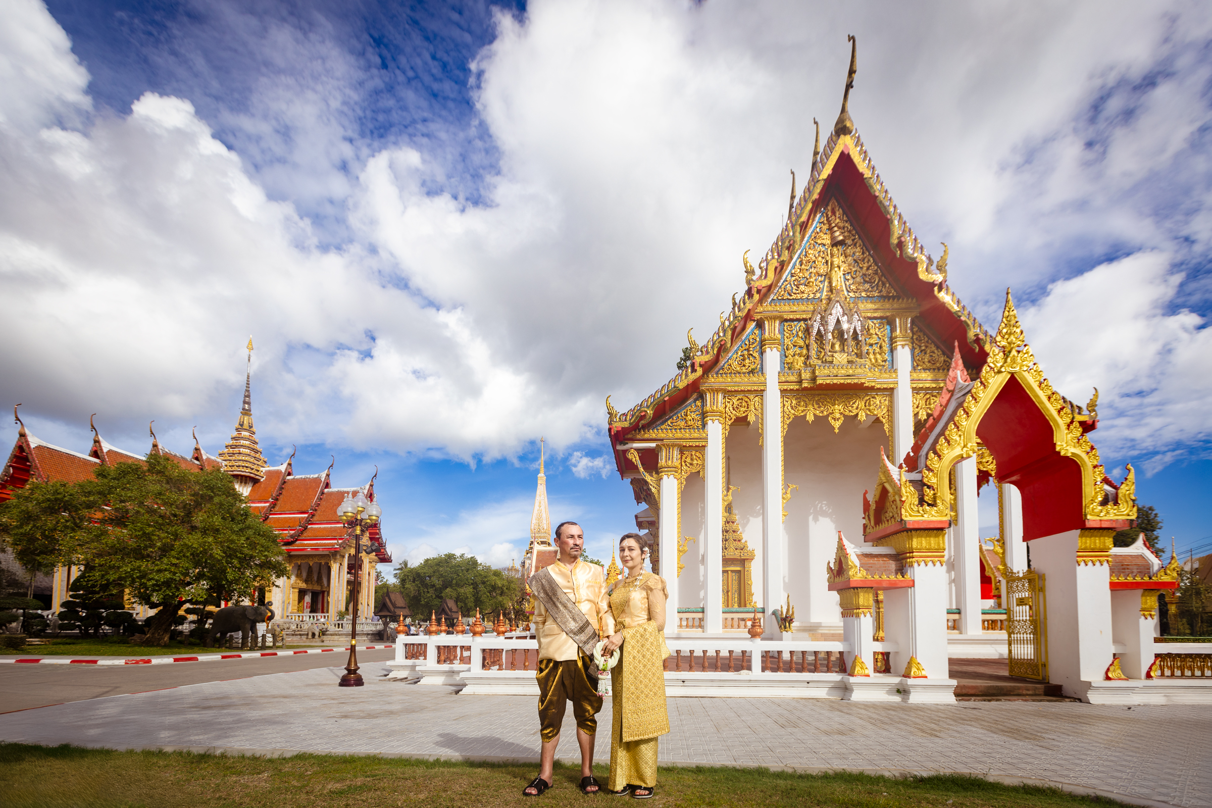 wedding photoshoot at wat chalong phuket