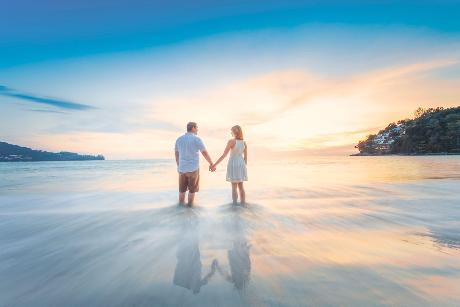 honeymoon couple photoshoot in kamala beach phuket