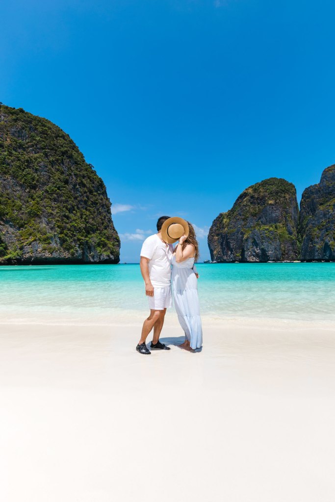 couple photoshoot at maya bay phi phi islandkrabi